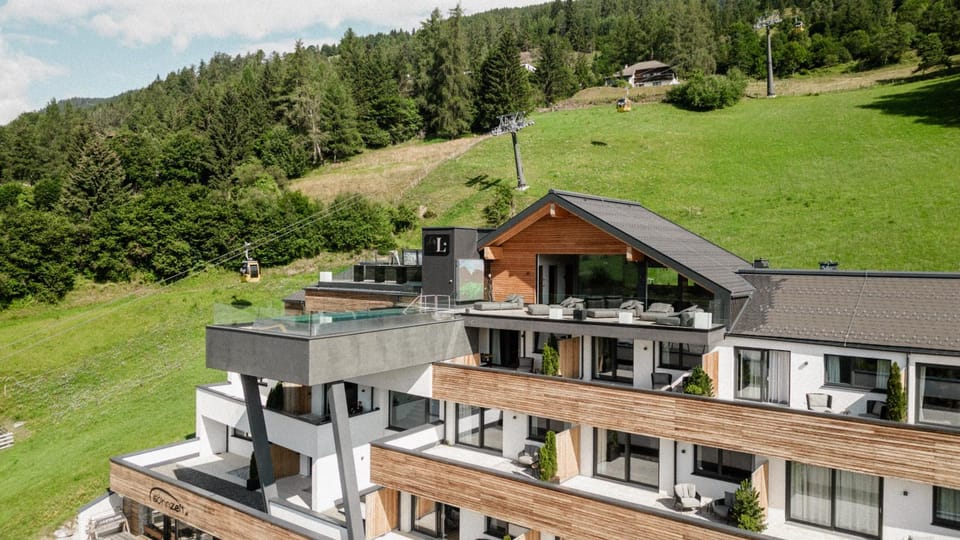 Property building, Day, Natural landscape, Mountain view, Area and facilities, Area and facilities, Swimming pool