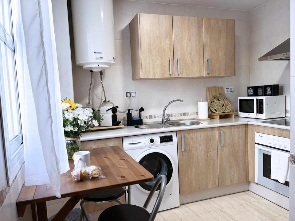 La Pereta: Immaculate quiet house, free parking. Apartment in Malaga