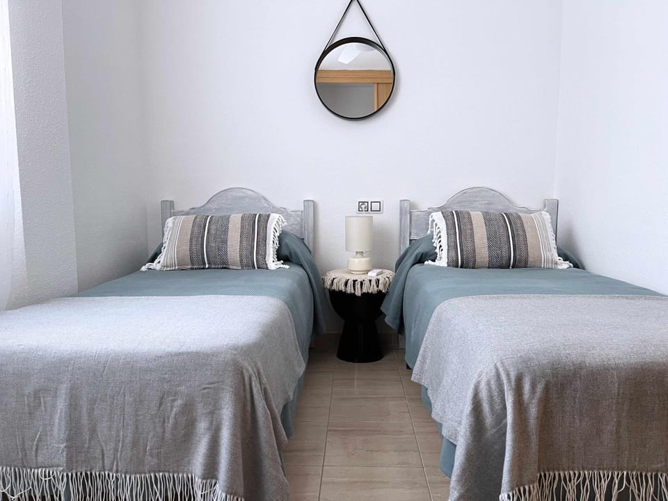 La Pereta: Immaculate quiet house, free parking. Apartment in Malaga