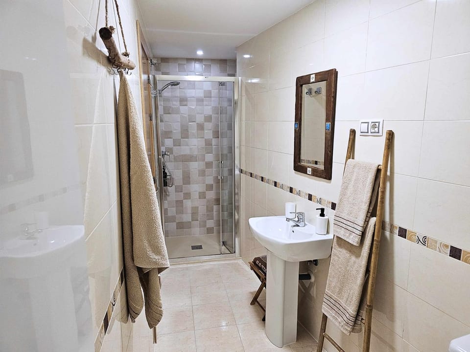 La Pereta: Immaculate quiet house, free parking. Apartment in Malaga