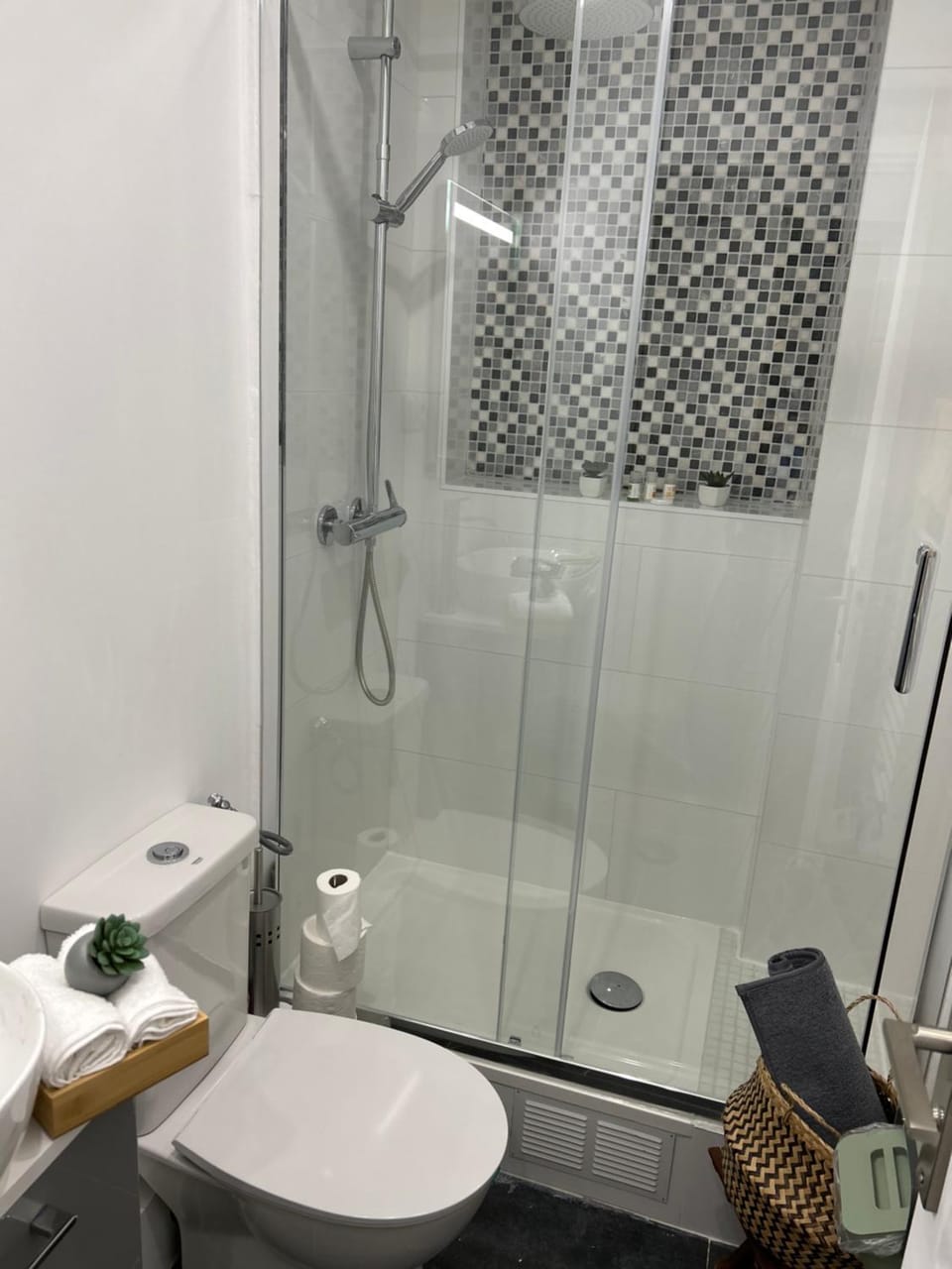 Shower, Toilet, Bathroom, towels