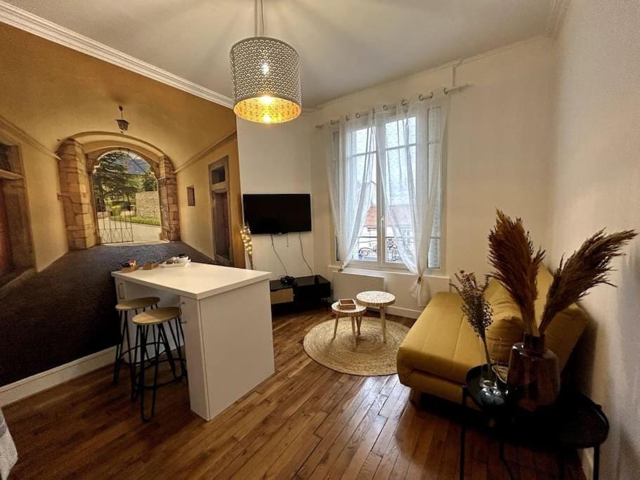 Bed, TV and multimedia, Living room, Photo of the whole room, Seating area, Dining area, Bedroom
