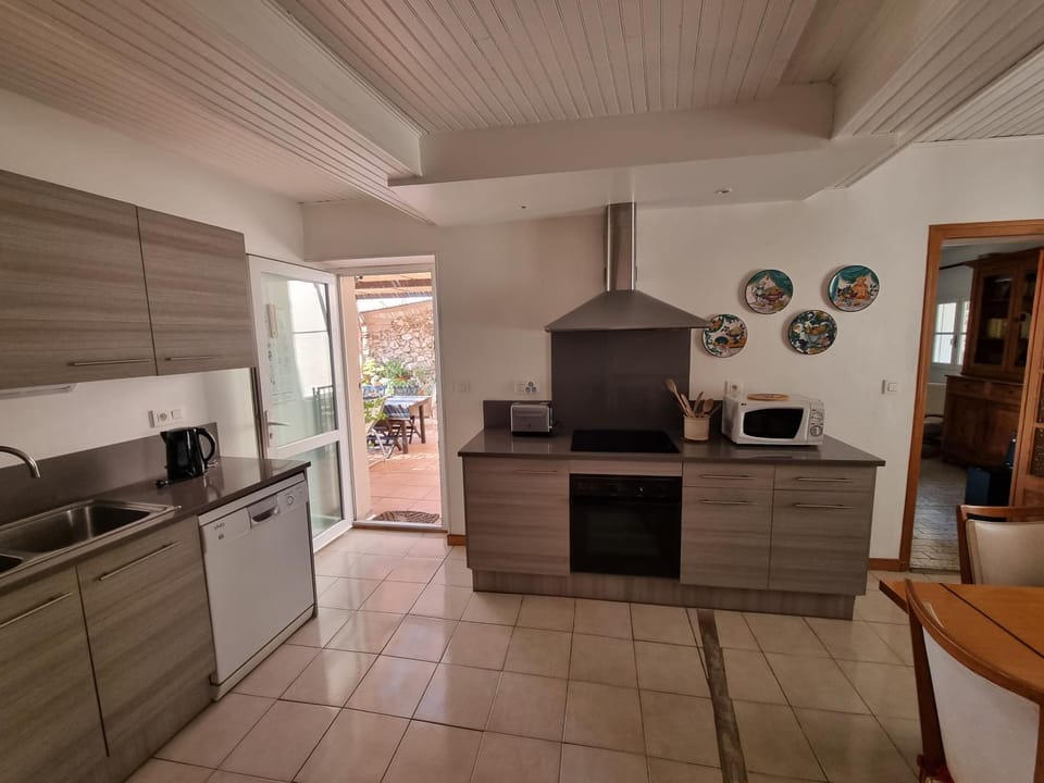 Kitchen or kitchenette, pet friendly, stove