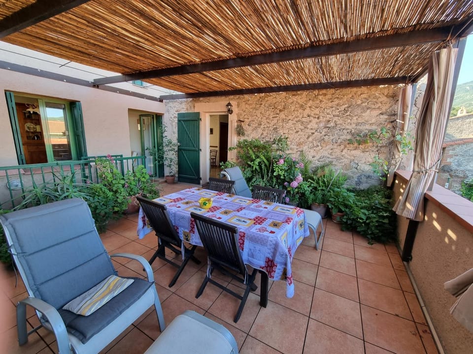 Patio, Day, Balcony/Terrace, Dining area