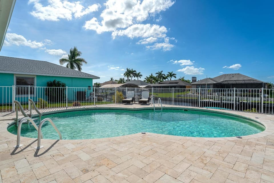 Gulf Access, Kayaks, Bikes, Ping-Pong & Pool - Villa Palaco Palazzo - Roelens Vacations House in Cape Coral