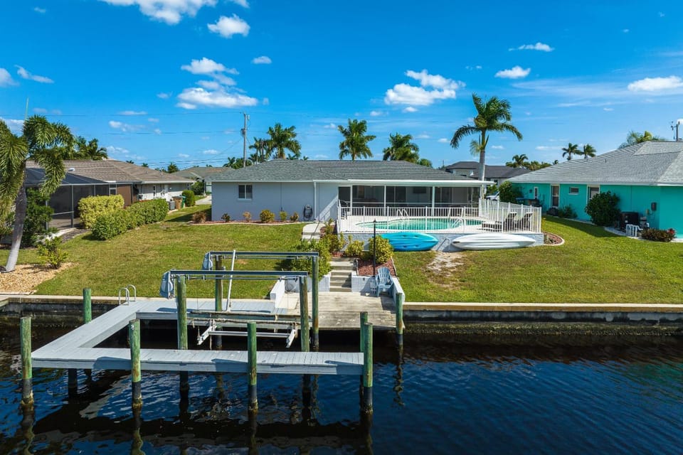 Gulf Access, Kayaks, Bikes, Ping-Pong & Pool - Villa Palaco Palazzo - Roelens Vacations House in Cape Coral