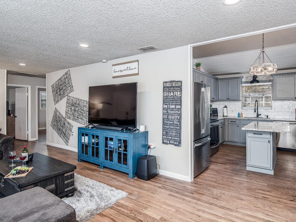 TV and multimedia, Kitchen or kitchenette, Living room, Seating area, furniture, microwave, kitchen, air conditioner