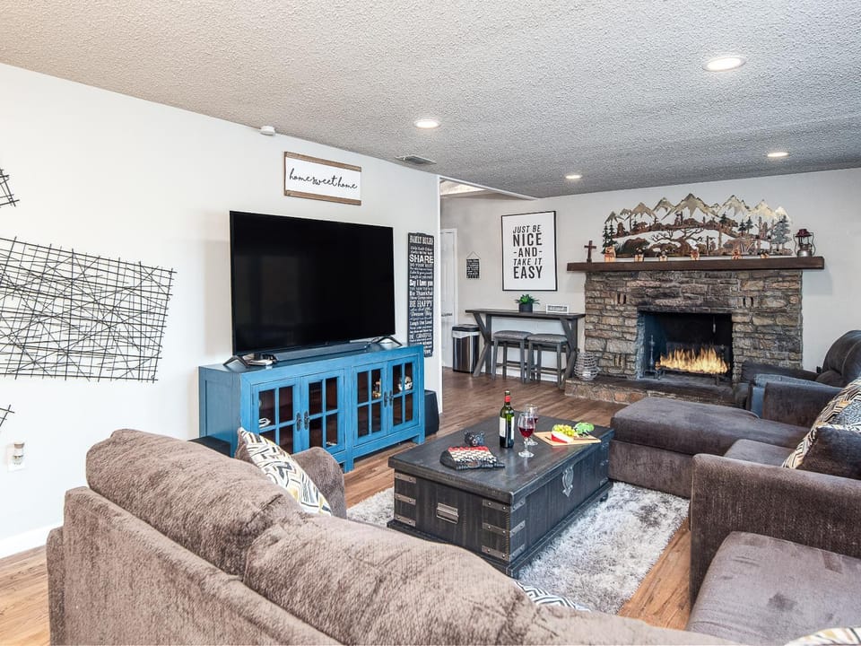 TV and multimedia, Living room, Food and drinks, Seating area, fireplace, furniture