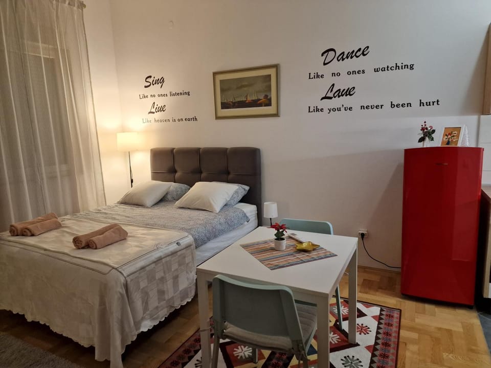 Photo of the whole room, Bedroom
