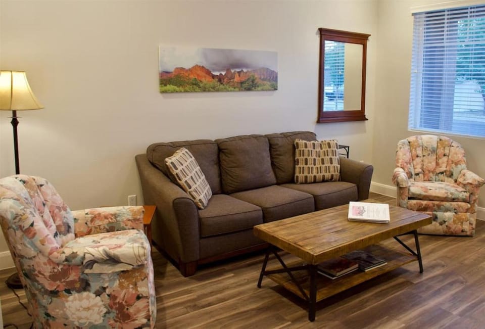 ZC4 Pet Friendly Home Near Zion House in La Verkin