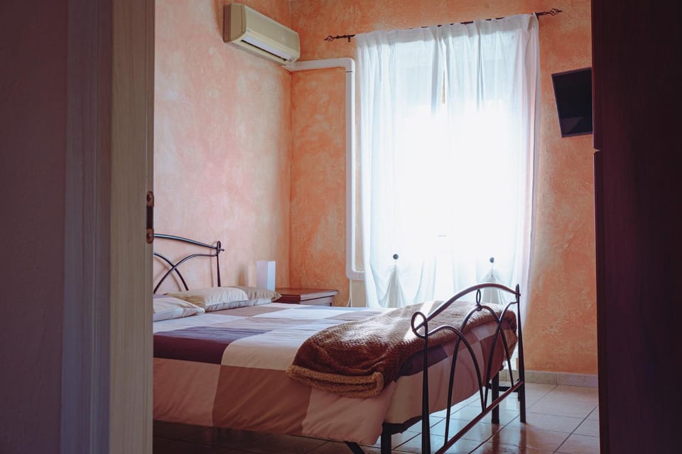 Bed, TV and multimedia, Photo of the whole room, Bedroom, air conditioner