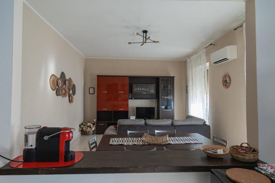TV and multimedia, Coffee/tea facilities, Living room, Seating area, air conditioner