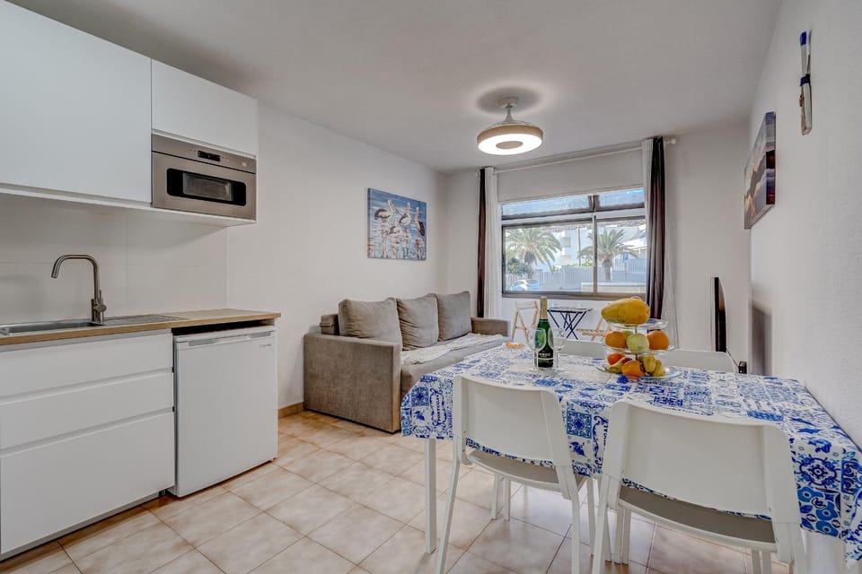 Kitchen or kitchenette, Living room, Seating area, Dining area, minibar, stove