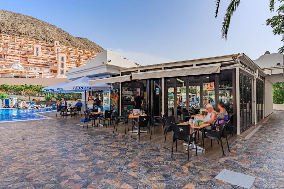 Restaurant/places to eat, Lounge or bar, Swimming pool