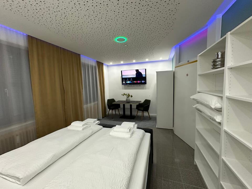 Communal lounge/ TV room, Bed, TV and multimedia, Photo of the whole room, Evening entertainment, Bedroom, hair dresser