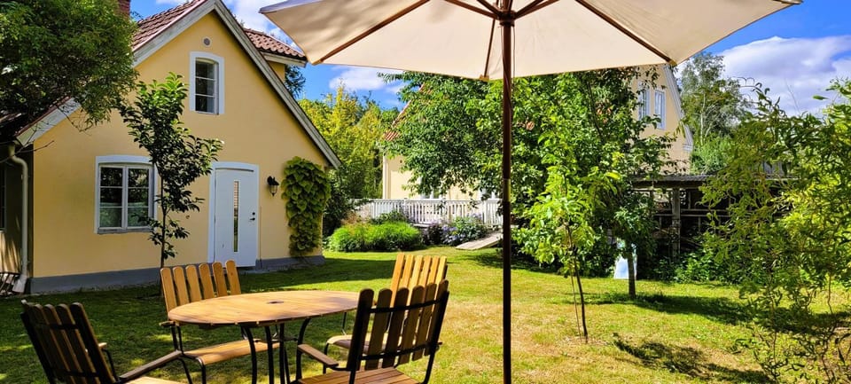 Property building, Day, Garden, Garden view