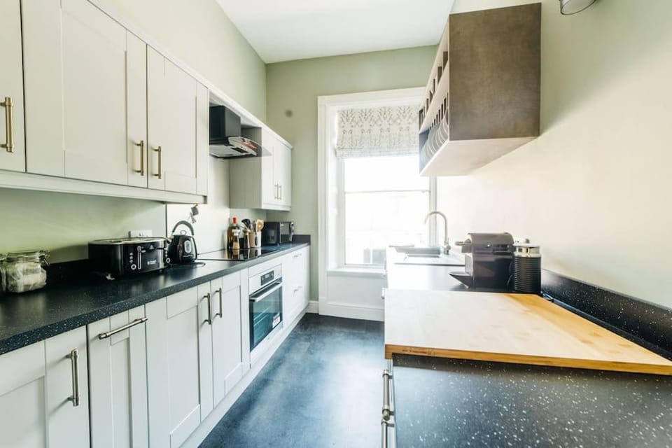 Luxury, Central, Sun-Filled 3 Bed Haven in Bath Apartment in Bath