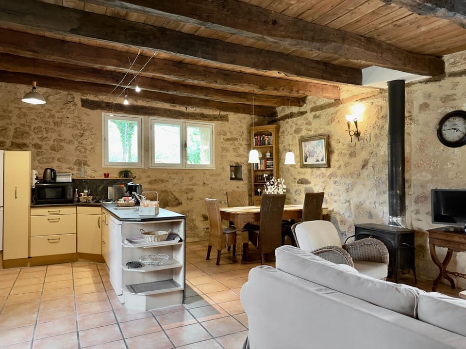 Kitchen or kitchenette, Dining area, pet friendly