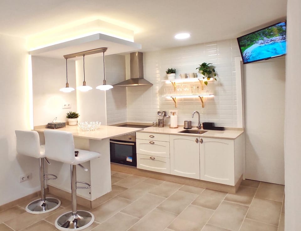 TV and multimedia, Kitchen or kitchenette, Dining area, stove