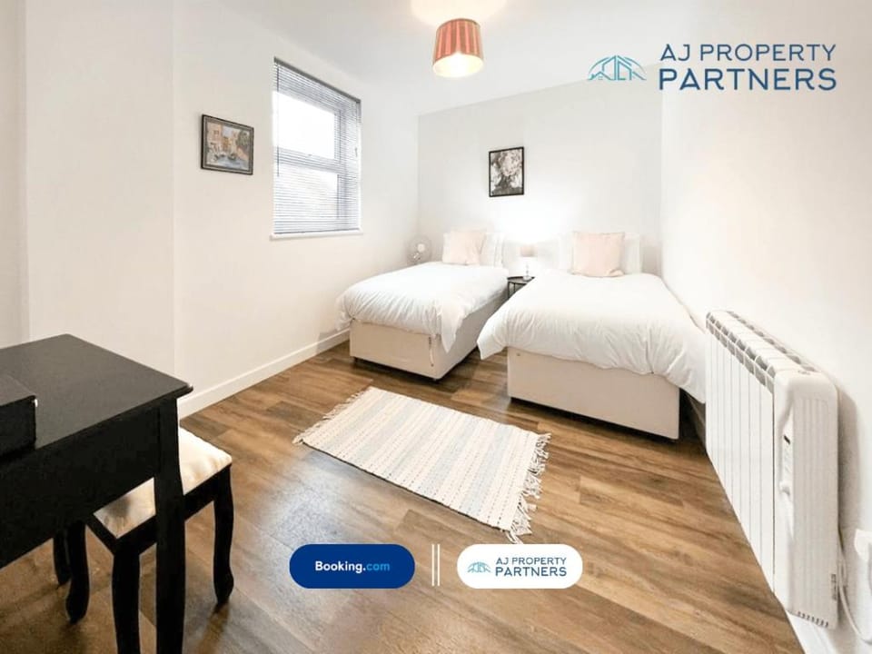 Premium Offer l Last-Minute Escape l AJ Properties l High Street Cheltenham l Parking l Ideal for Short or Long Stays - Town Centre Apartment, 4 Beds, 1 Bathroom Apartment in Cheltenham