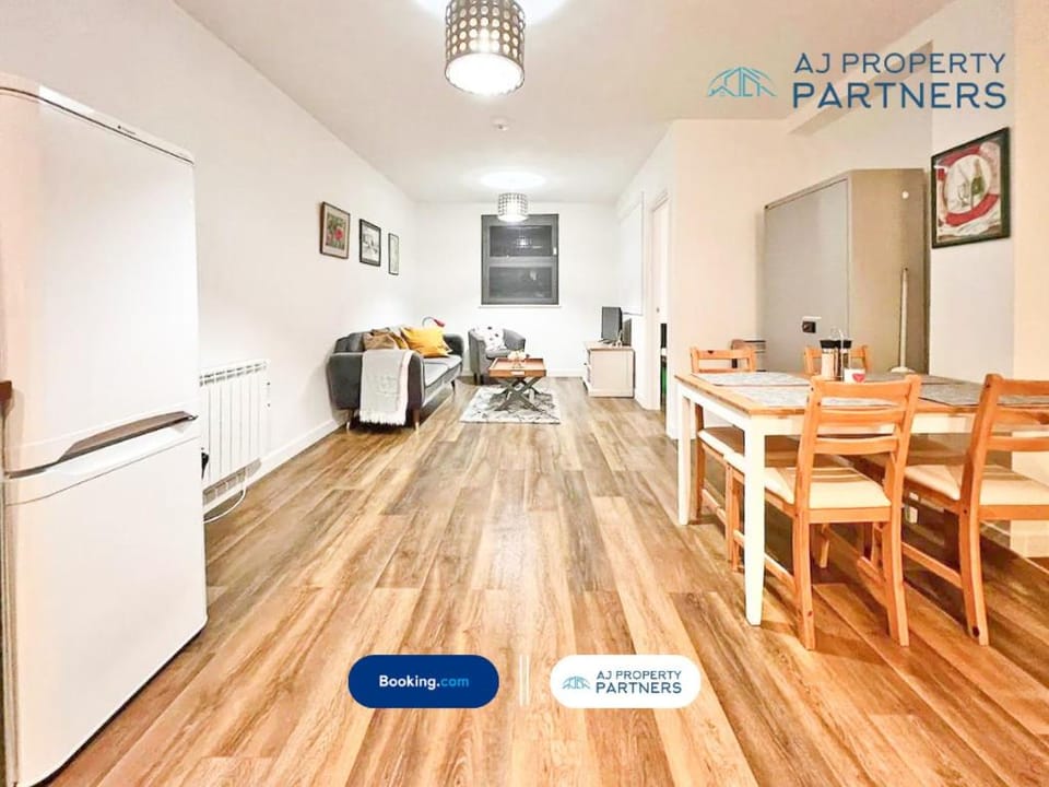 Premium Offer l Last-Minute Escape l AJ Properties l High Street Cheltenham l Parking l Ideal for Short or Long Stays - Town Centre Apartment, 4 Beds, 1 Bathroom Apartment in Cheltenham