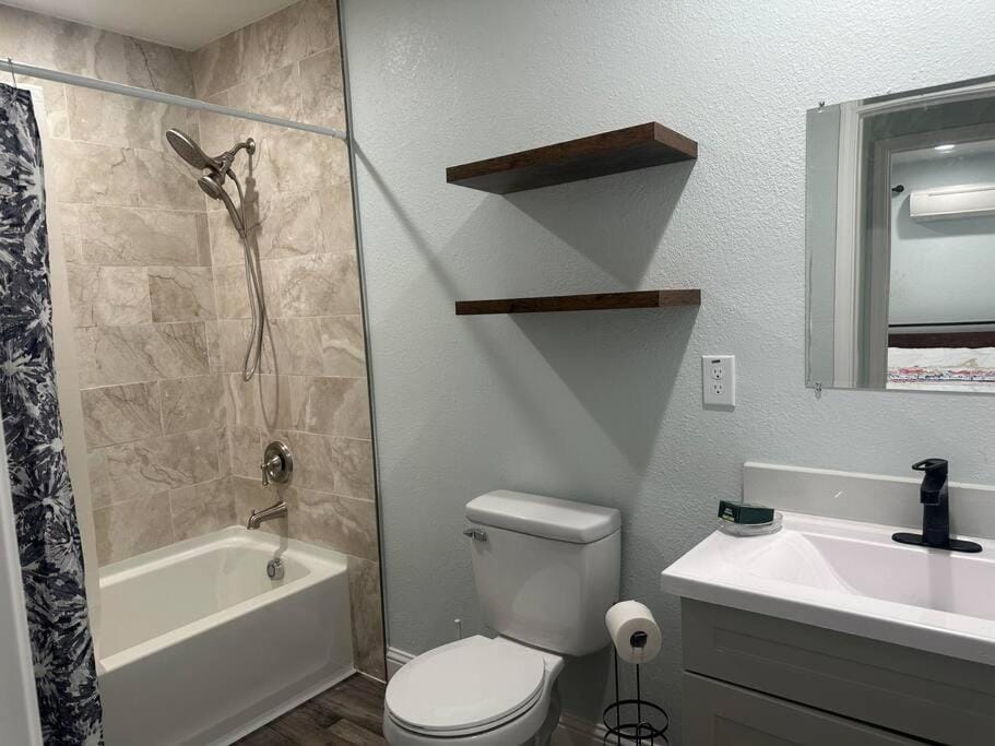 Guesthouse (SI) near UCDMC Apartment in Tahoe Park
