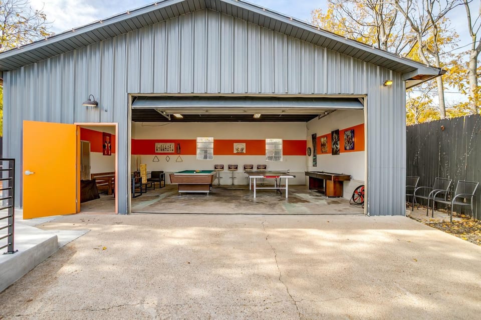 Pickleball Court - Walk to AT&T Stadium, Globe Life, Six Flags, Texas Live! & more House in Arlington