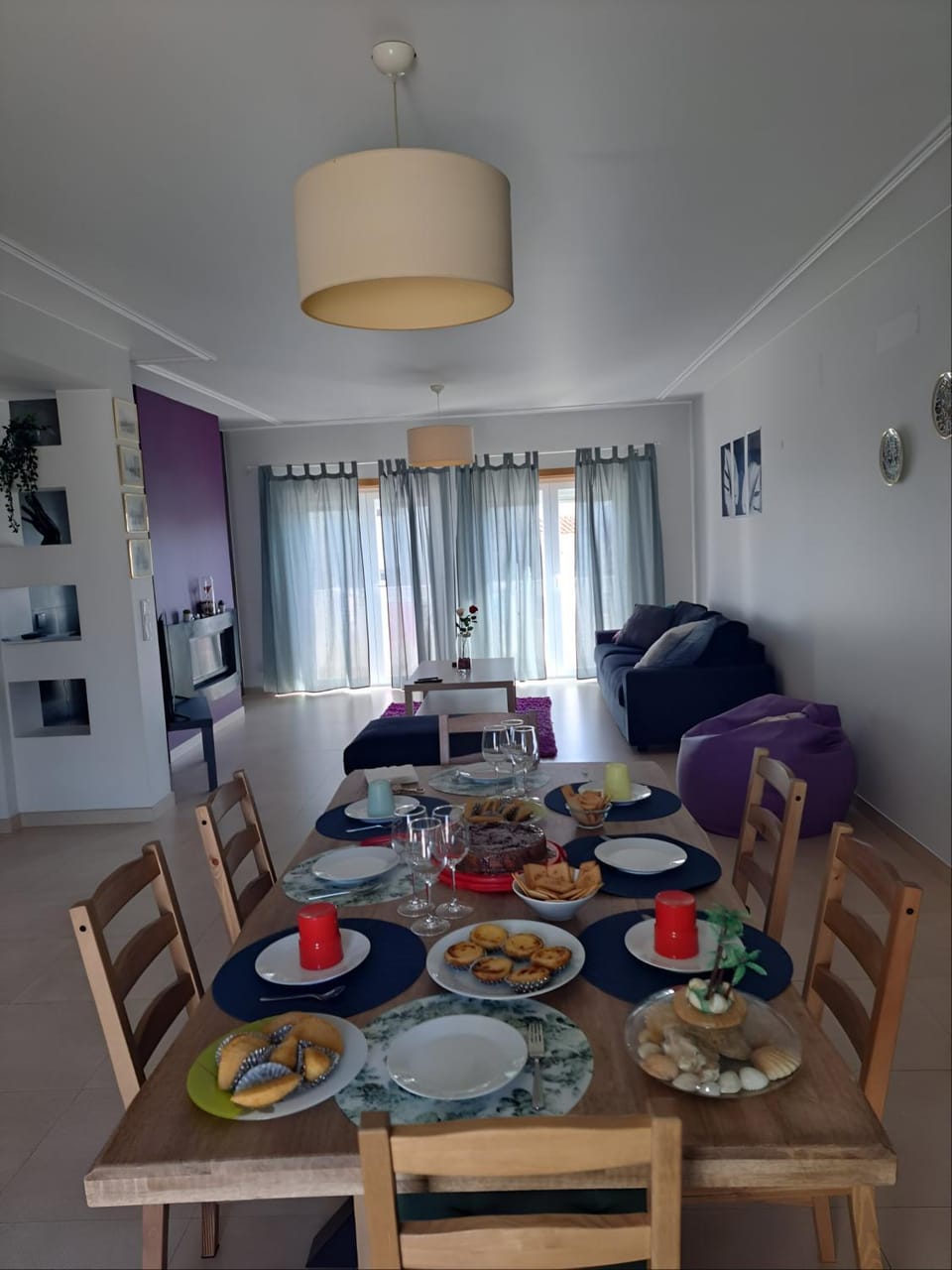 Living room, Food and drinks, Seating area, Dining area, Food, Drinks