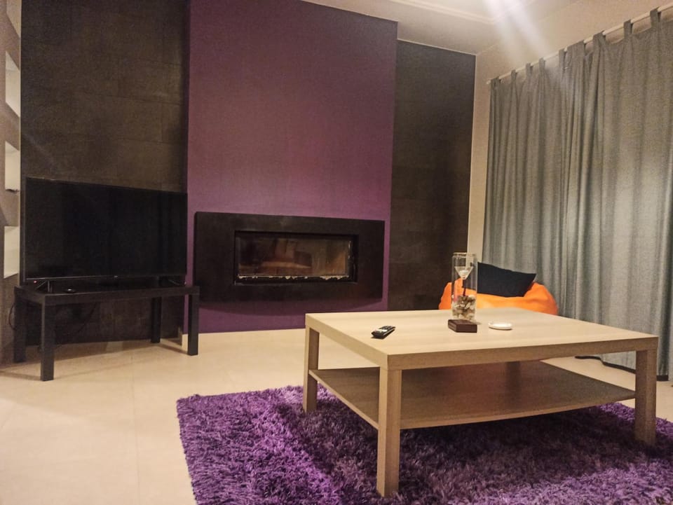 Communal lounge/ TV room, TV and multimedia, Living room, Seating area, Evening entertainment
