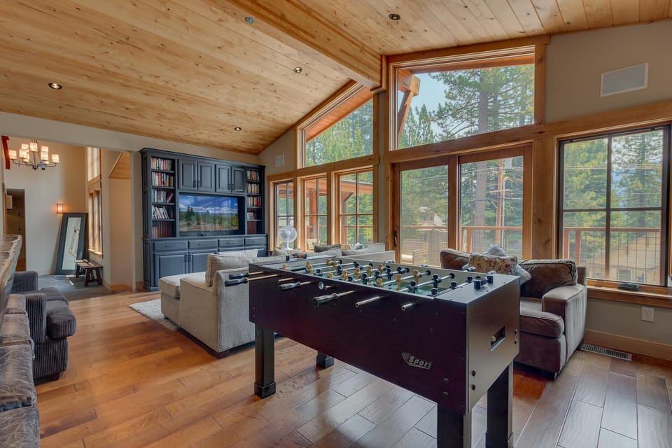Summit Solitude at Palisade Tahoe - Charming 5BR w Foosball & Shuffleboard Table & Pet Friendly House in Palisades Tahoe (Olympic Valley)