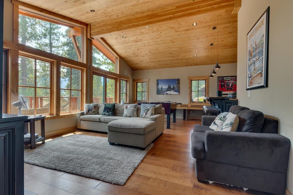 Summit Solitude at Palisade Tahoe - Charming 5BR w Foosball & Shuffleboard Table & Pet Friendly House in Palisades Tahoe (Olympic Valley)