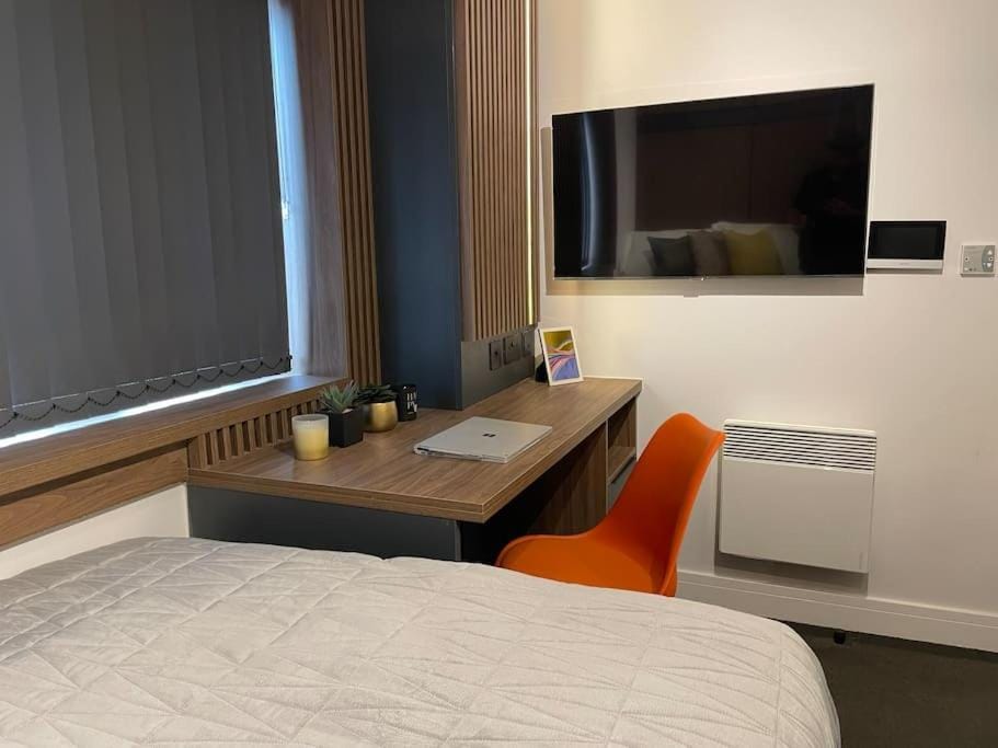 Bed, TV and multimedia, Living room, Seating area, Bedroom, hair dresser