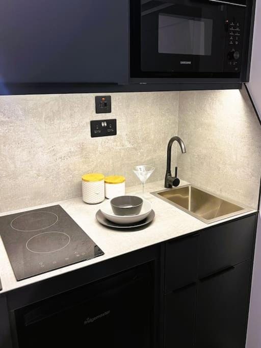 Coffee/tea facilities, Kitchen or kitchenette, oven, stove