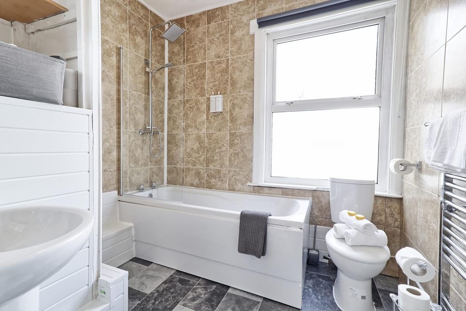 Shower, Toilet, Bathroom, Bath, towels