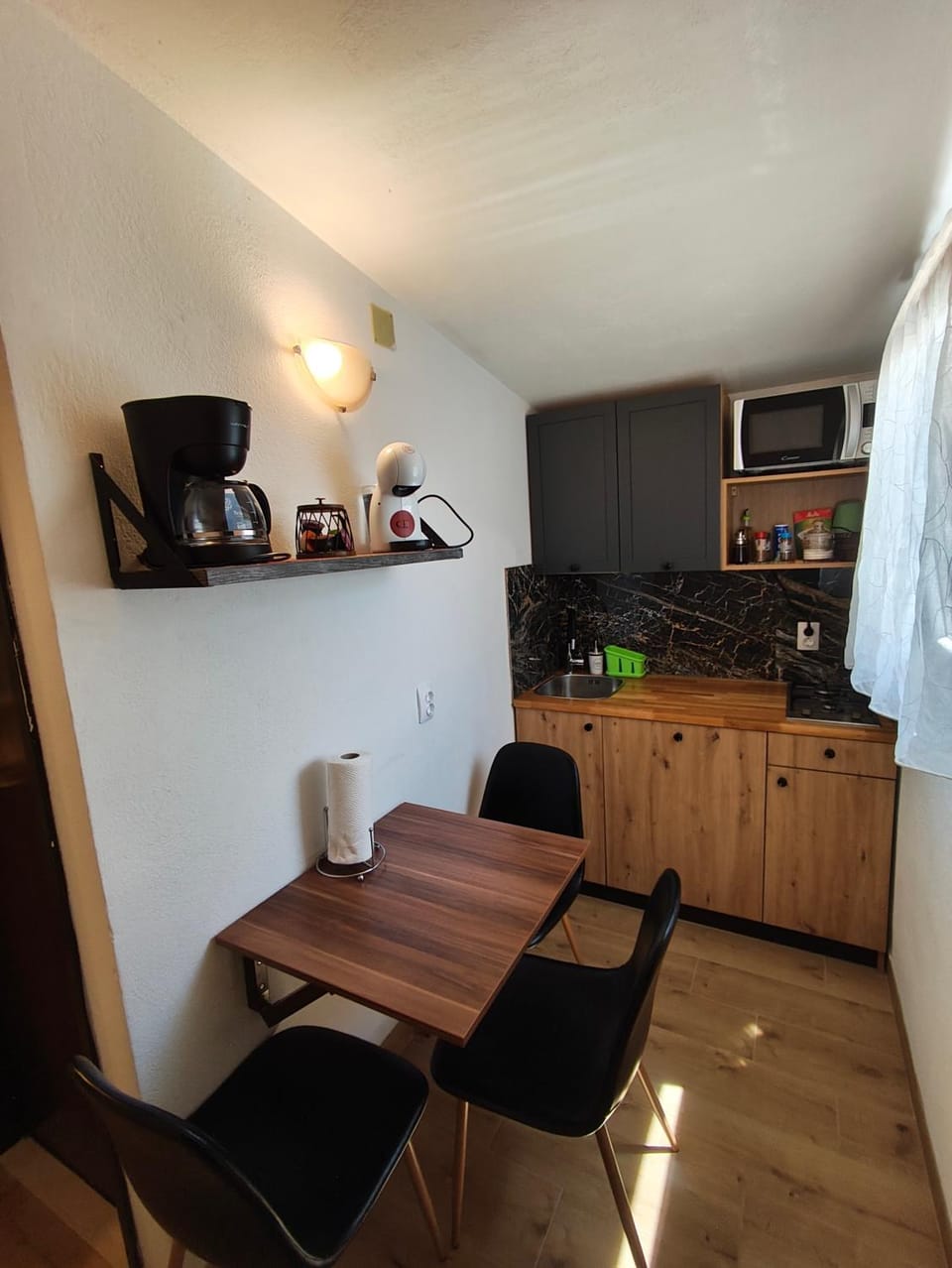 Coffee/tea facilities, Kitchen or kitchenette, Dining area