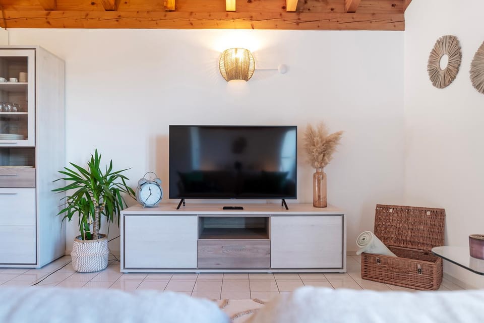TV and multimedia, Living room, Seating area, Evening entertainment
