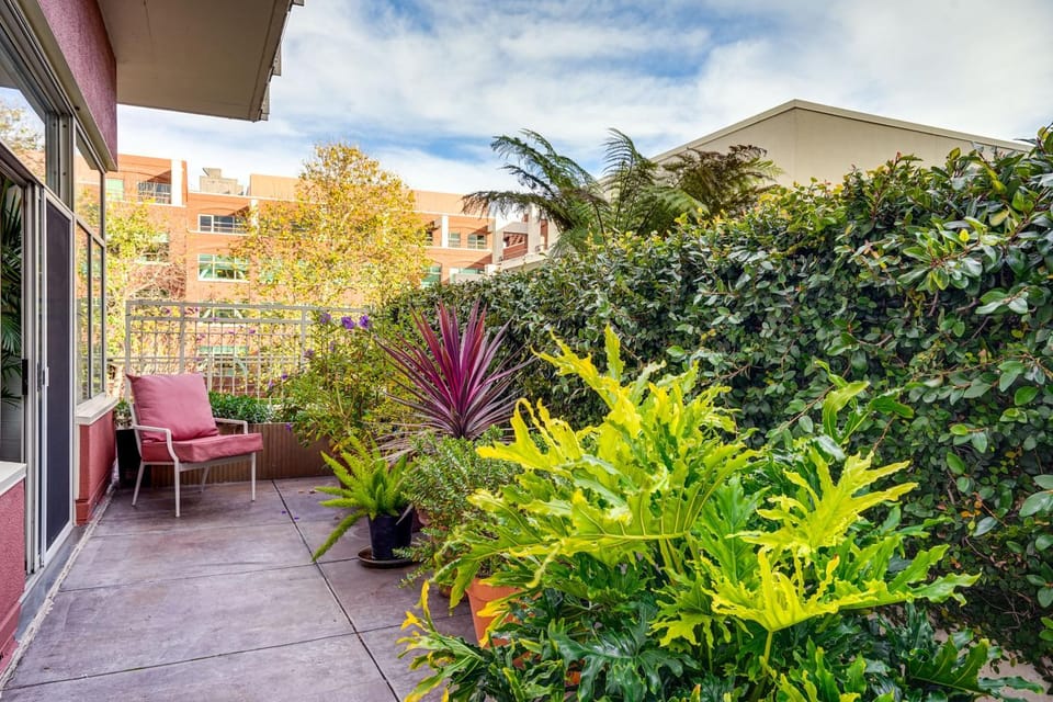 Luxe Condo with Private Patio and Perks in Emeryville! Apartment in Emeryville