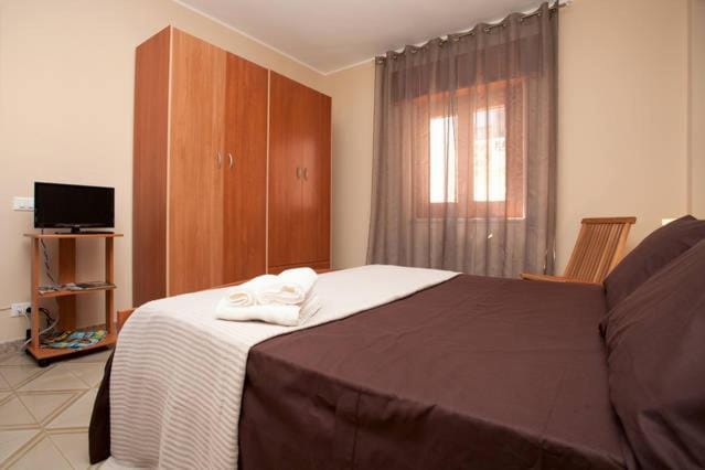 TV and multimedia, Photo of the whole room, Bedroom