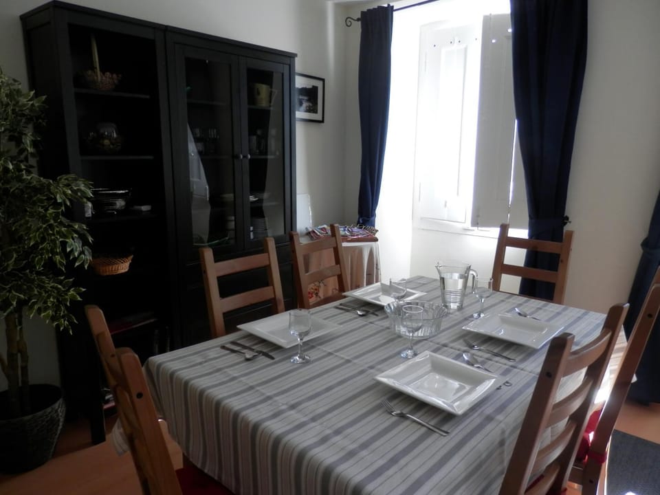 Living room, Food and drinks