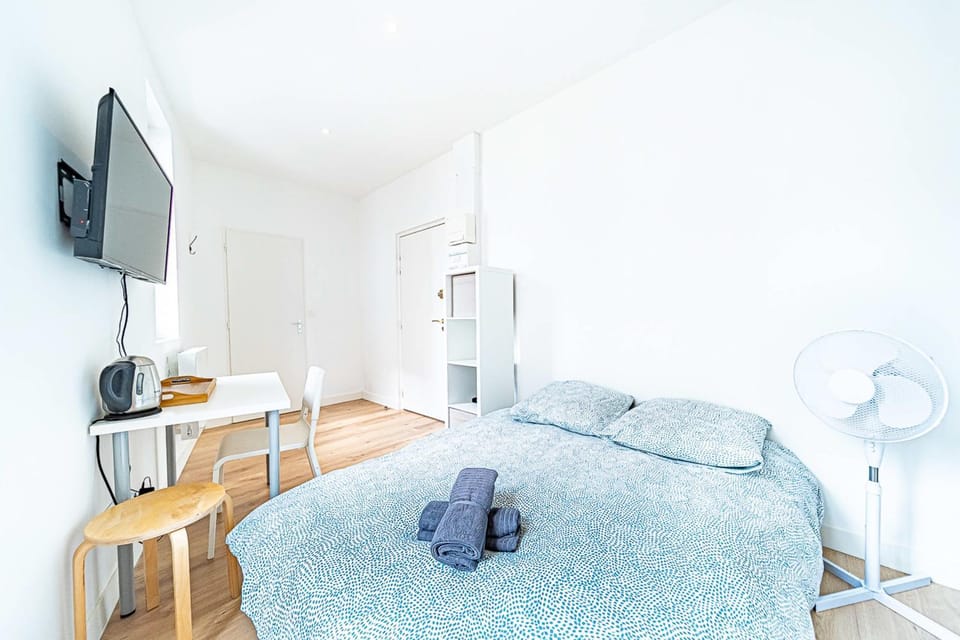 Bed, TV and multimedia, Photo of the whole room, Seating area, towels