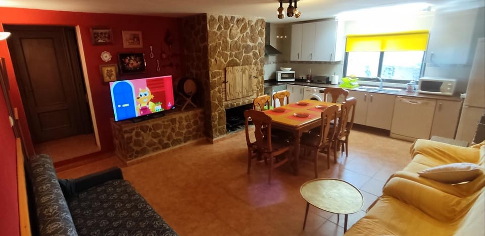 TV and multimedia, Living room, Seating area, Dining area