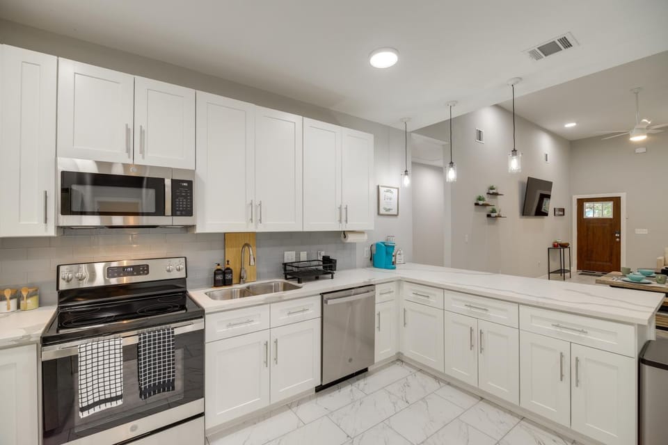 Gated Houston Home w/ Large Yard: 4 Mi to Downtown House in Houston