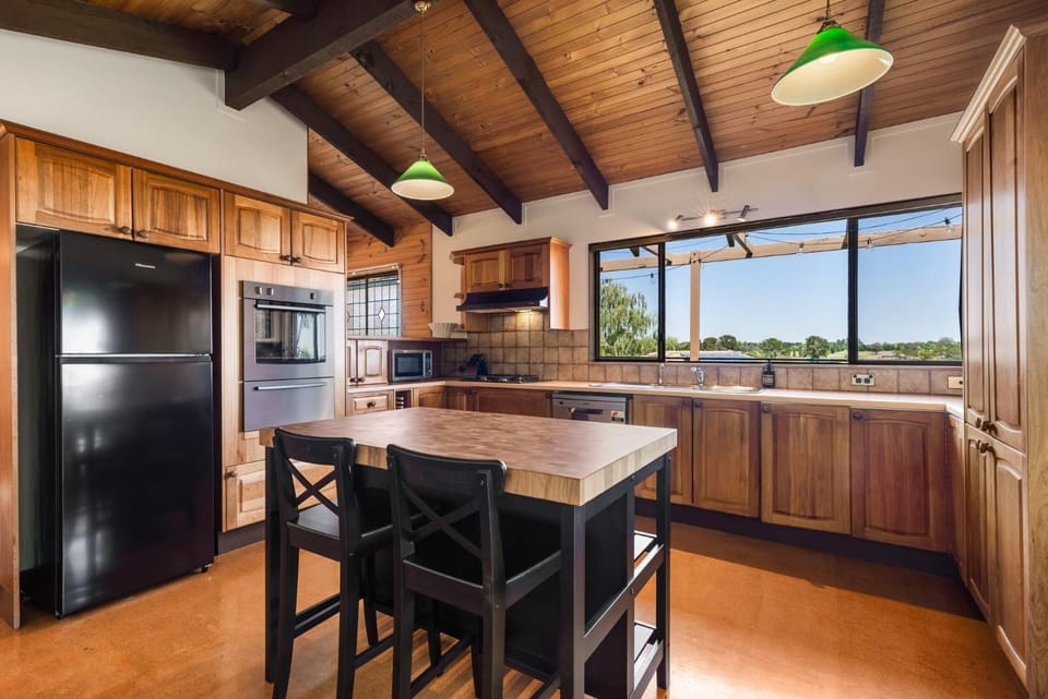 Kitchen or kitchenette, dishwasher, minibar, stove