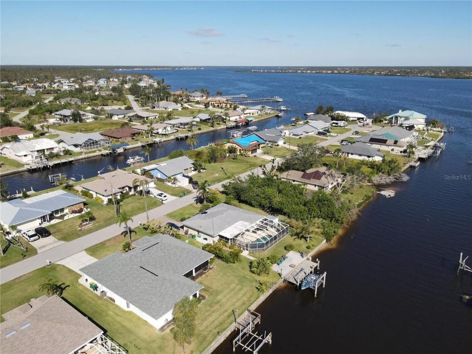 Property building, Nearby landmark, Neighbourhood, Natural landscape, Bird's eye view, Sea view