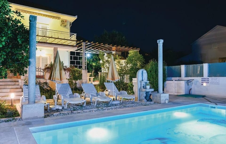 Swimming pool, Location, children, Family
