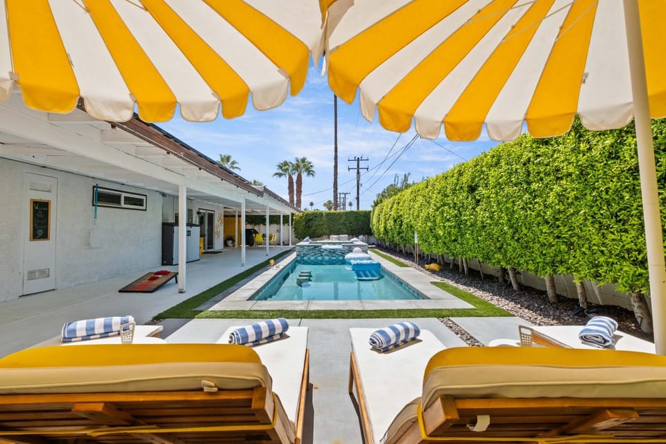 Pool view, Swimming pool, sunbed