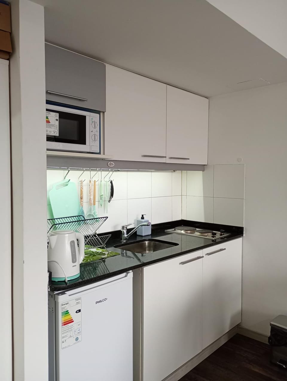 Kitchen or kitchenette, minibar, stove