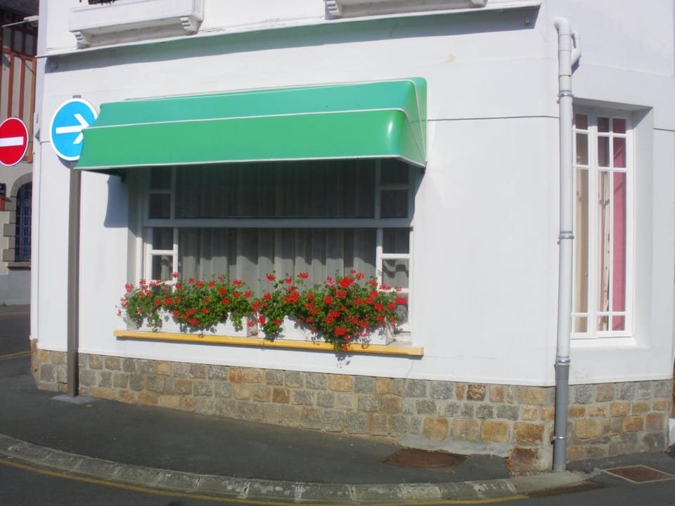 Property building, Facade/entrance, Day