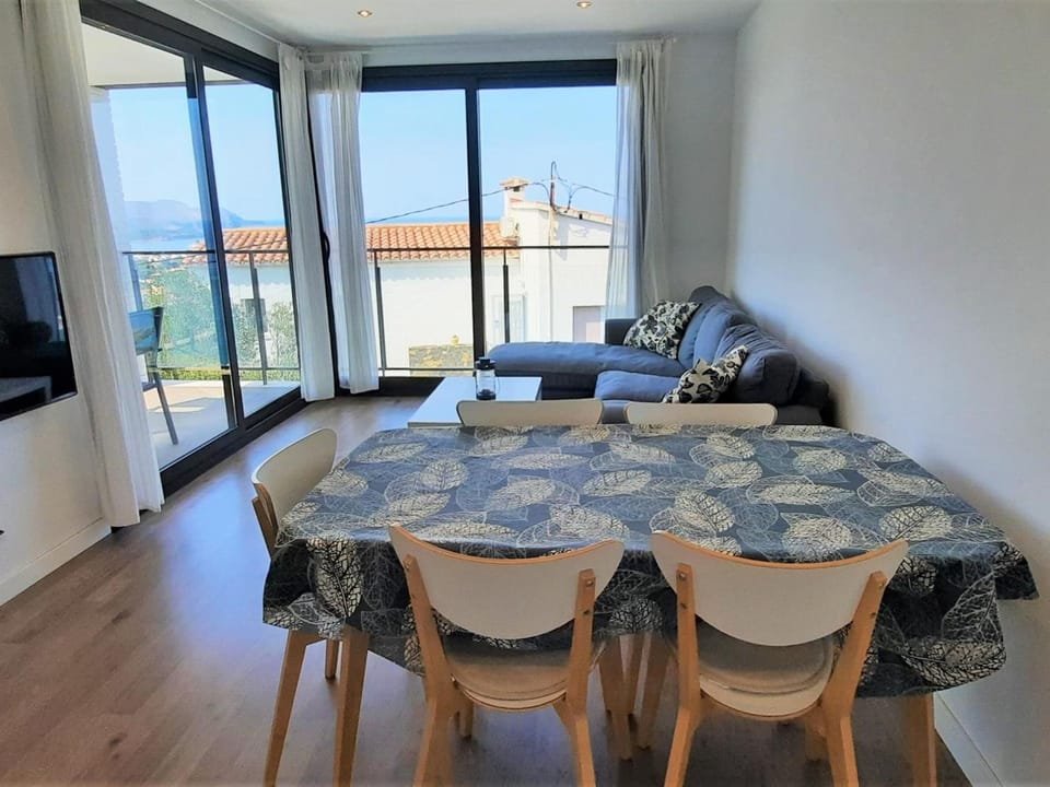 Apartamento de 3 habitaciones con terraza, piscina, parking y aire acondicionado en Llançà - ES-170-54 Apartment in Alt Empordà