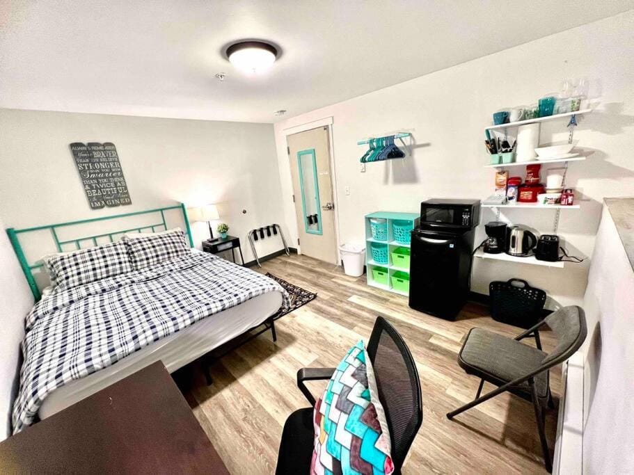 Bed, Photo of the whole room, Seating area, Bedroom, hair dresser, minibar